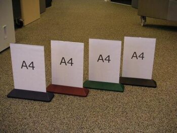 toonbankdisplay A4, met voet bordeaux