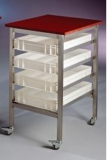 Blokvlak verrijdbare bijzettafel 50x70x80(H)cm. + 4 kratten