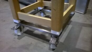 Blokvlak optie: rvs frame met wielen onder houten hakblok-onderstel